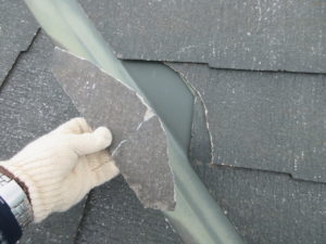 屋根スレートの破損状況