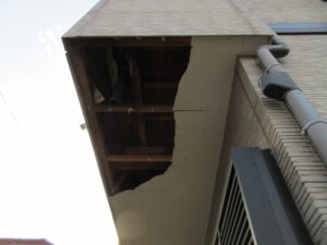 台風で飛ばされた排水管と天井ボード