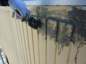 外壁ひび割れ補修モルタル刷毛引き
