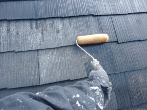 屋根シーラー塗布中