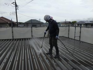 折板屋根高圧洗浄中