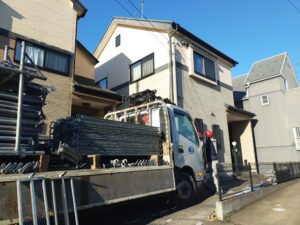 花見川区Ｉ様邸の外壁塗装と屋根工事の進捗状況です。